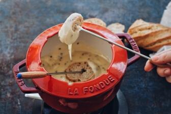 Staub Fondueset aus Gusseisen in kirschrot