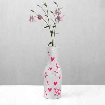 Frohstoff Flaschenhusse mit neonpinken Herzen auf weißer Flasche