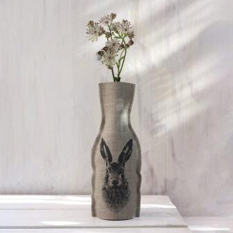 Frohstoff Flaschenhusse Leinen Feldhase mit Vase und Blumen