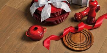 LE_CREUSET_Topfuntersetzer_CHRISTMAS_AW22_10095_Final_CMYK.jpg