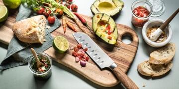 Macani_ecoboards_Holzbrett_Fruehstuecksbrettchen_Schneidebrett_Avocado_Salsa_Moerser_250703_1_KochForm_3000_1500.jpg