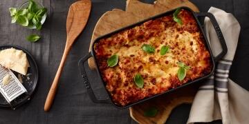 Staub_Gusseisen_Auflaufform_Lasagne_000018010_KochForm_3000_1.jpg