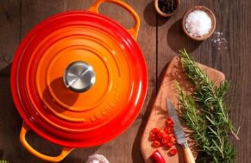 Le_Creuset_Runder_Braeter_Signature_ofenrot_Stimmung_4