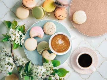 Seltmann_Weiden_04_25673_74_01_Fruehling_Ostern_Macarons_Kaffee_KochForm_2500_Start.jpg