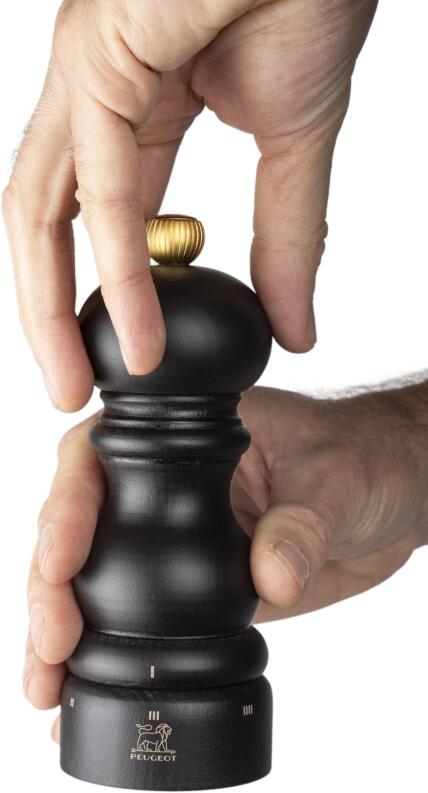 Peugeot Paris chocolat Pfeffermühle mit justierbarem Mahlgrad in Hand