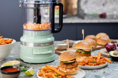 Kitchen_Aid_Food_Processor_Burger_Cole_Slaw_026A4702_KochForm_3000_2000.jpg