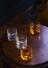 La Rochère Dandy Whiskyglas 4er-Set mit Whisky auf Tablett