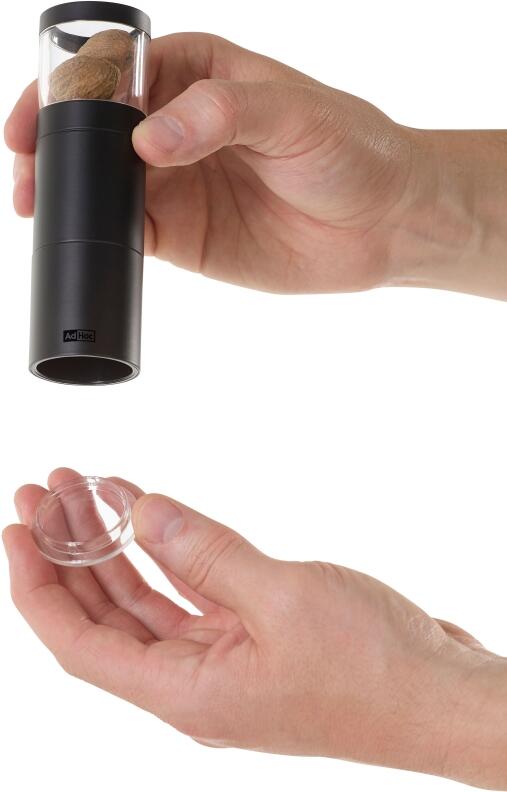 AdHoc Muskatmühle Muskatino schwarz mit Muskatnuss und Deckel