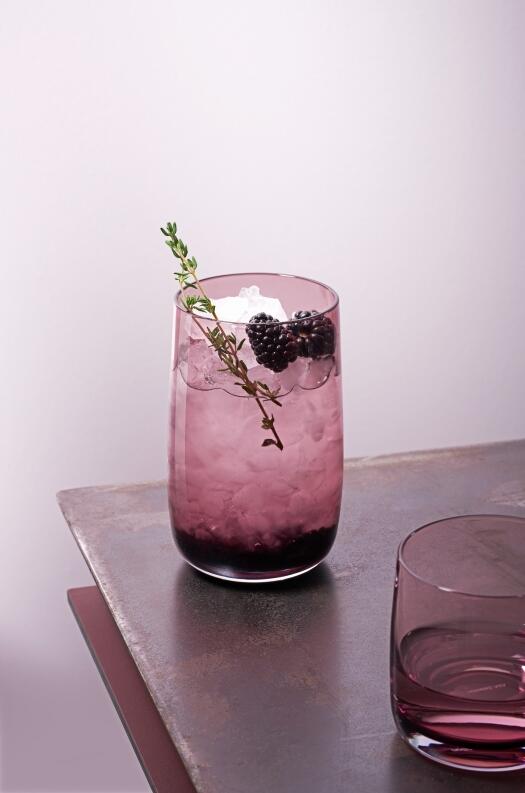 ASA Longdrinkglas Sarabi beere mit Eis, Brombeeren und Thymian