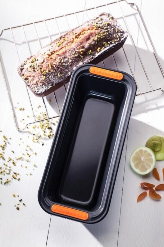 Le Creuset Kastenform 30 cm mit Kuchen auf Gitterrost