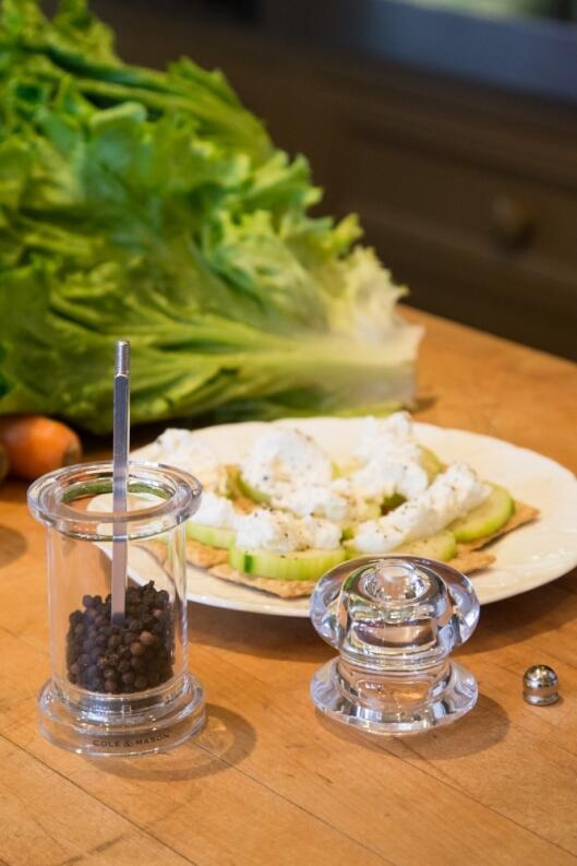 Cole & Mason 505 Pfeffermühle 14 cm aus Acryl mit Pfefferkörnern