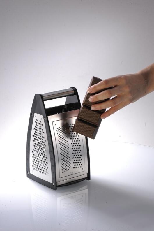 GEFU Vierkantreibe QUINTO mit Auffangbehälter beim Reiben