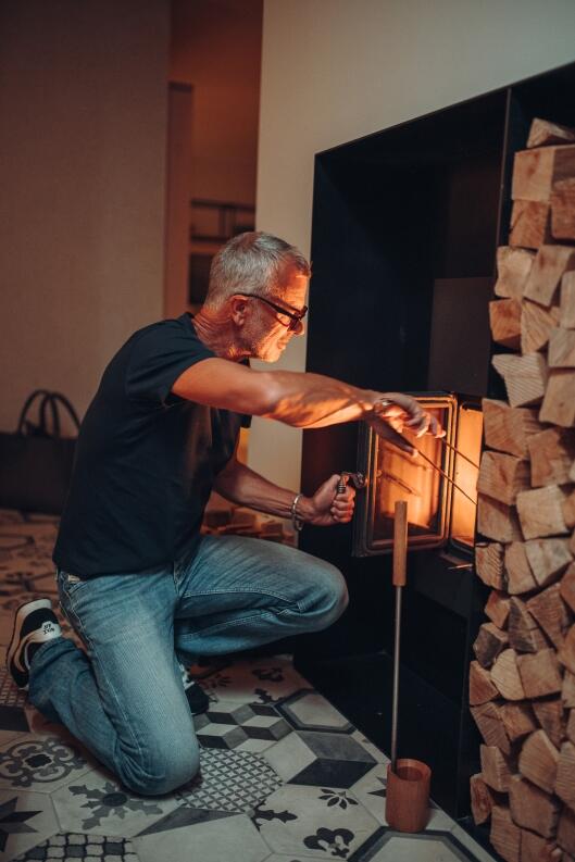 höfats Feuerzange Kaminanzünder am Holzofen beim Anzünden