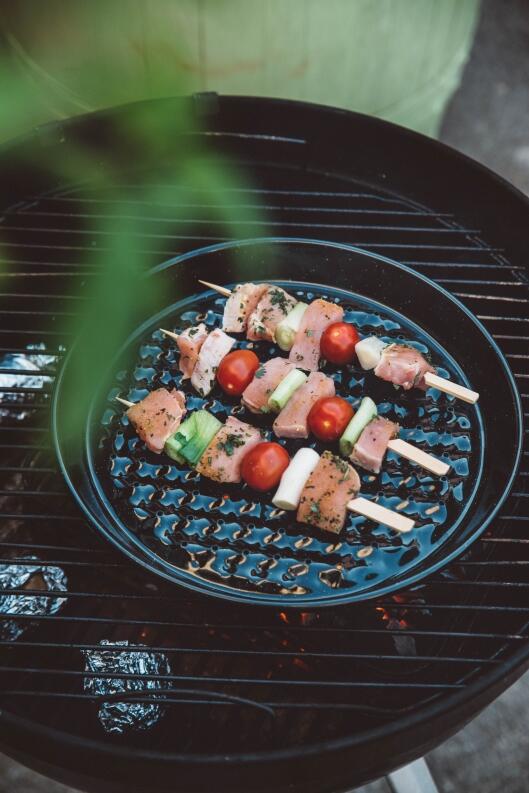 Riess Emaille Grillboden rund schwarz mit Gemüsespießen auf Grill