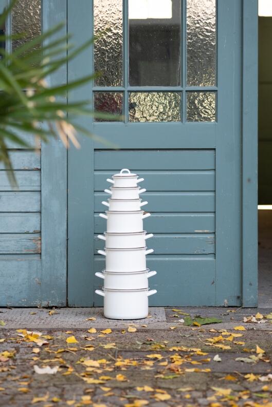 Riess Emaille Fleischtopf weiß stapelbar mit Deckel draußen vor Tür