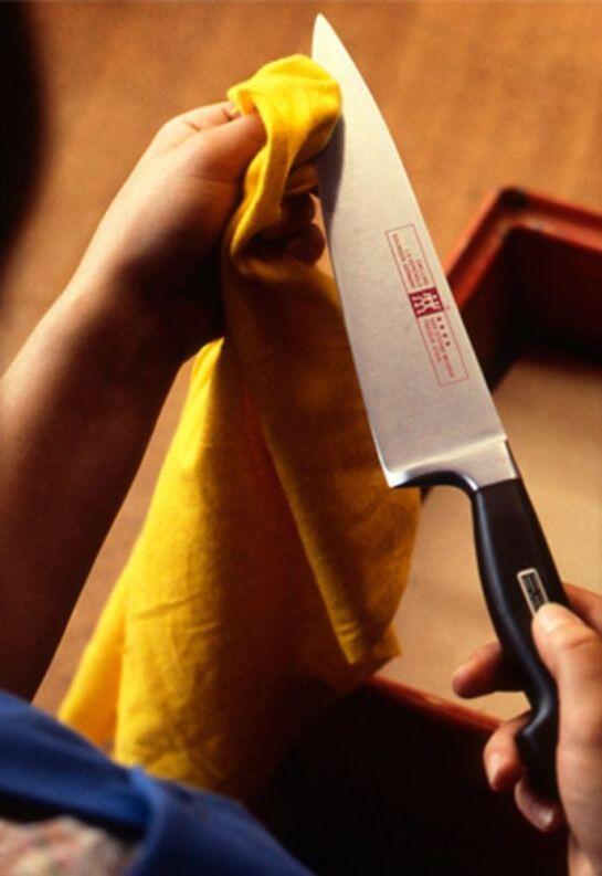 Zwilling Henckels Vier Sterne Steakmesser wird mit Tuch gereinigt