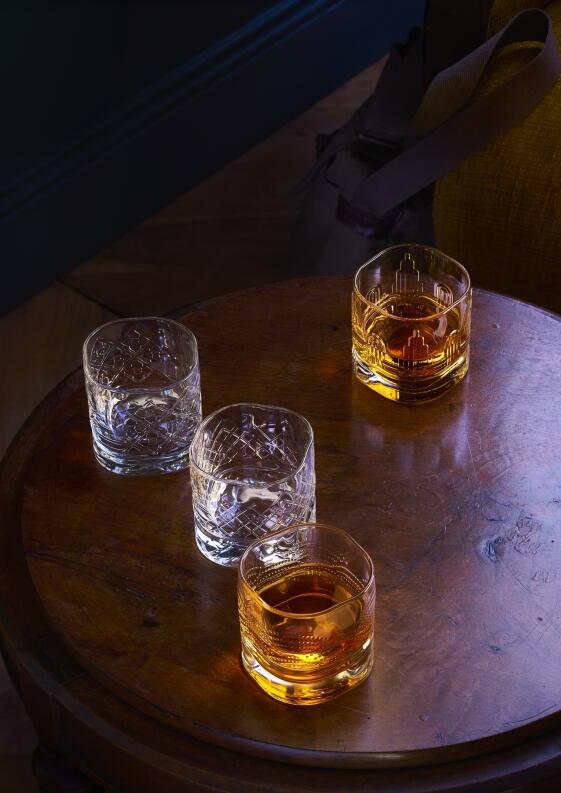 La Rochère Dandy Whiskyglas 4er-Set mit Whisky auf Tablett
