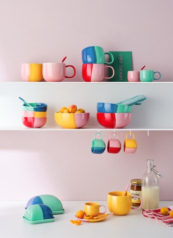 ASA Joy Espressotasse black currant smoothie auf Regal mit Geschirr