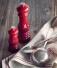 Le Creuset Salzmühle kirschrot, rote Mühle auf Holztisch