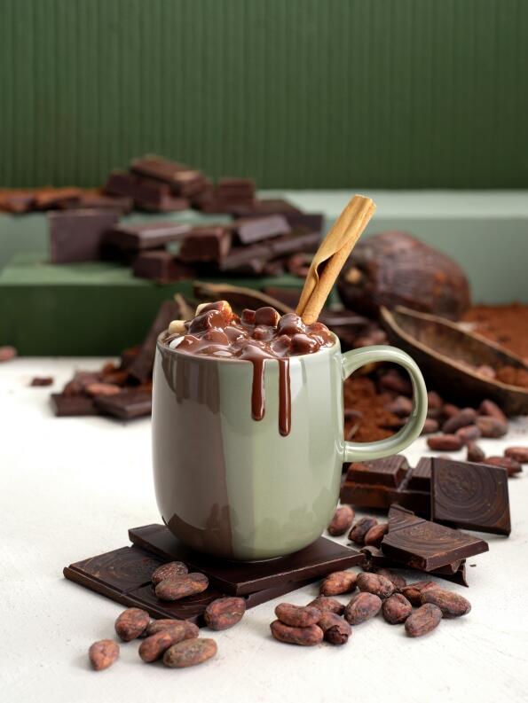 ASA Henkelbecher Joy pistachio mit heißer Schokolade und Zimtstange