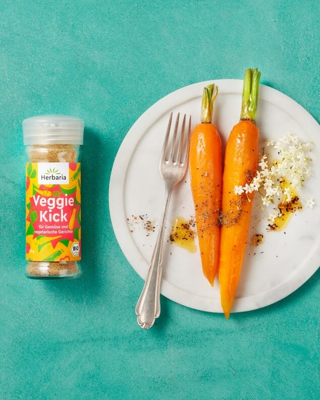 Herbaria Veggie Kick Glas-Streuer Gewürz neben Karotten auf Teller