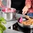 Rösle Teigschaber Silikon pink beim Braten in Pfanne