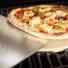 Rösle Pizzaschieber hebt Pizza vom Grillstein ab