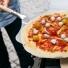 Rösle Pizzaschieber hebt Pizza mit Belag vom Grill