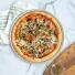 Nordic Ware Pizzablech 35,5 cm mit Pizza belegt