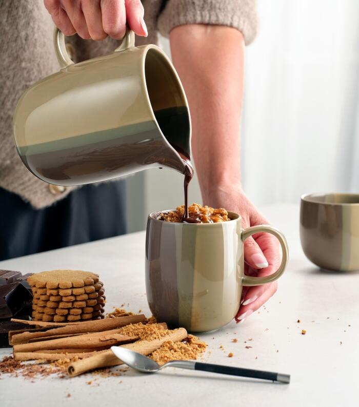 ASA Henkelbecher Joy toffee, Kaffee wird eingegossen