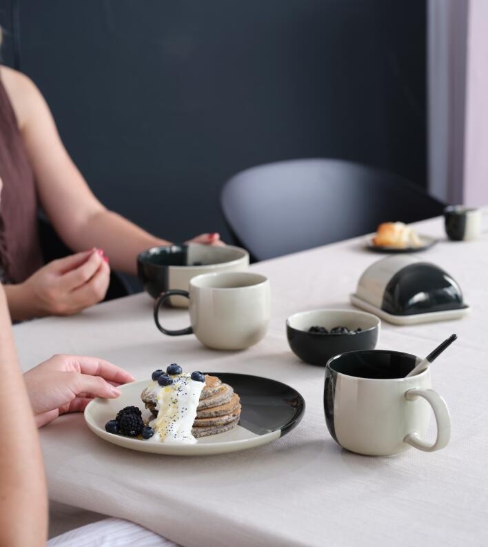 ASA Espressotasse Joy black currant smoothie auf gedecktem Tisch