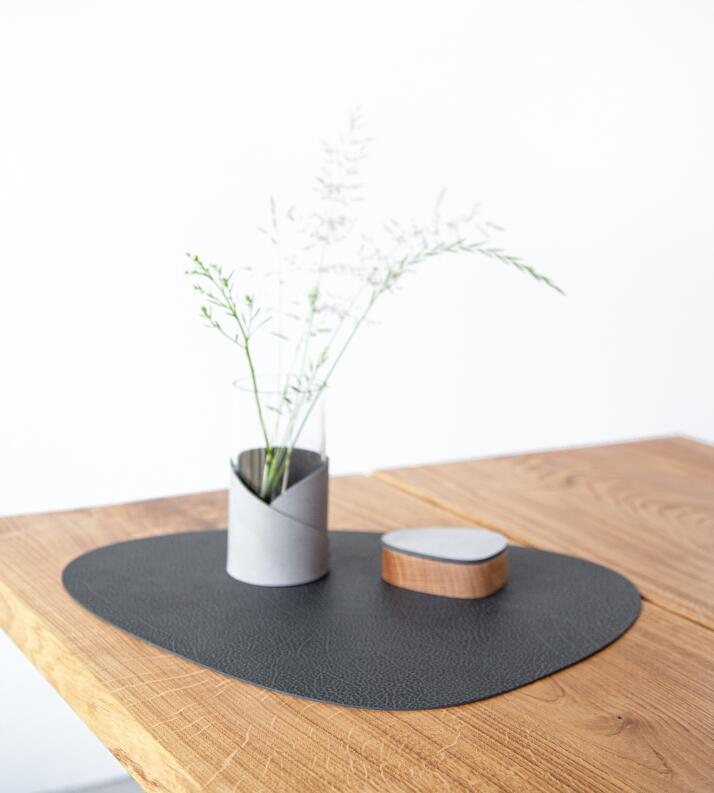 Lind DNA Tischset Curve L Hippo Black-Anthracite auf Holztisch