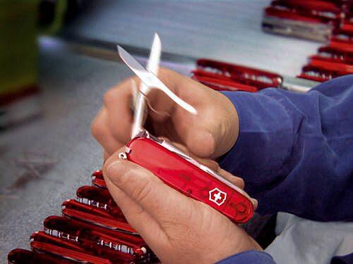 Victorinox Offiziersmesser Waiter rot in Hand mit Klinge