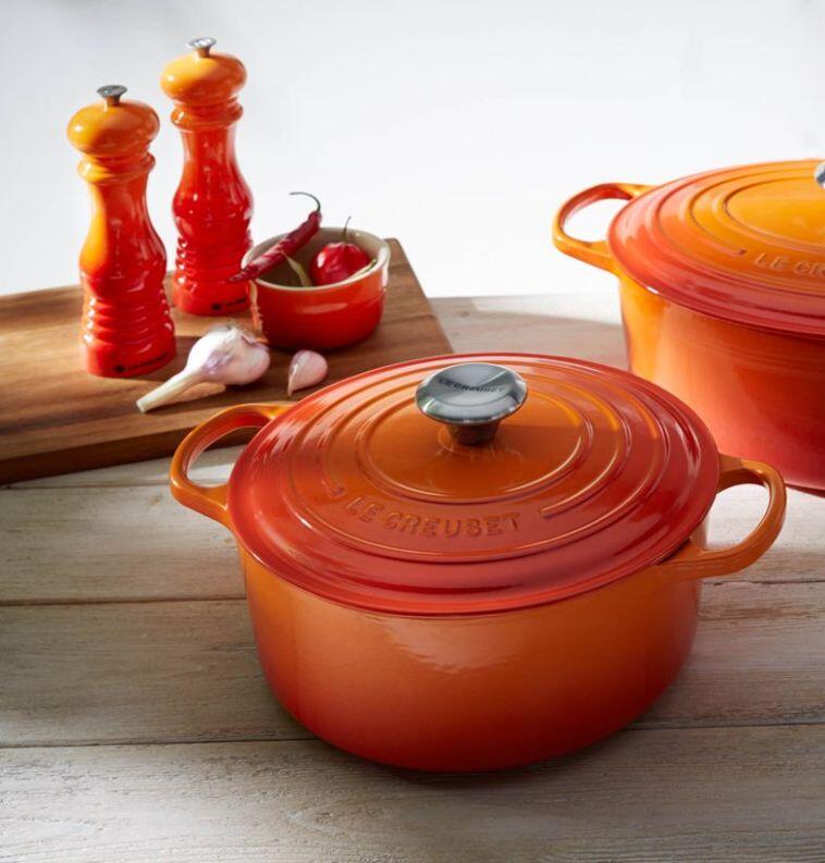 Le Creuset Pfeffermühle ofenrot neben Bräter und Topf