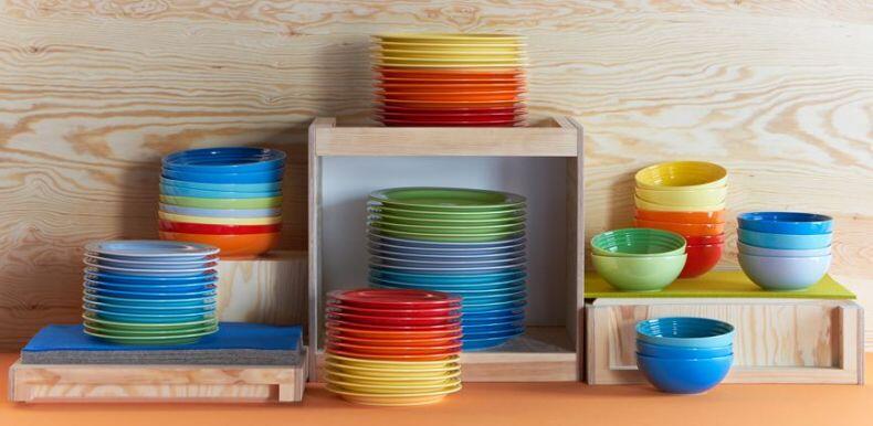 Le Creuset Speiseteller ofenrot bunte Tellerstapel im Regal