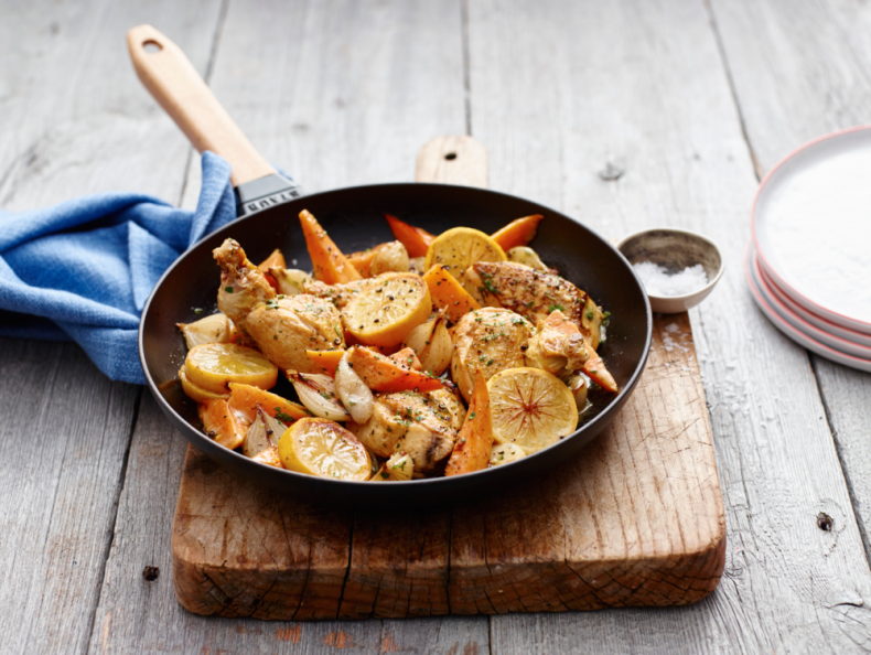 Staub Bratpfanne aus Gusseisen mit Holzgriff bei KochForm