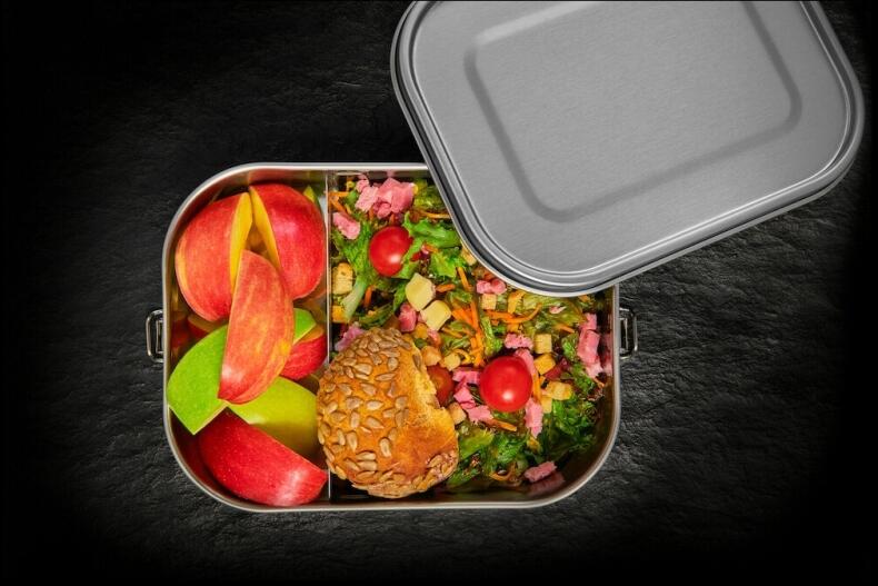 Lurch Lunchbox Snap mit Apfelstücken, Salat und Brötchen