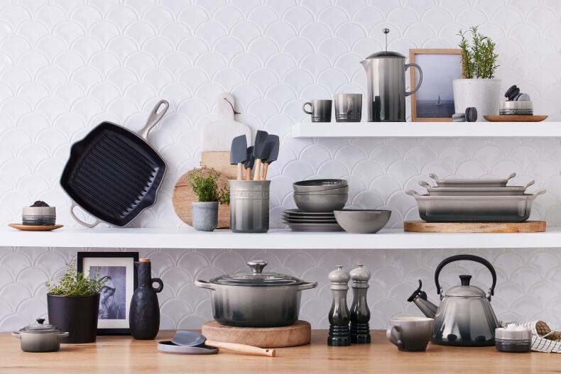 Le Creuset Rührschüssel mit Henkel flint in moderner Küche