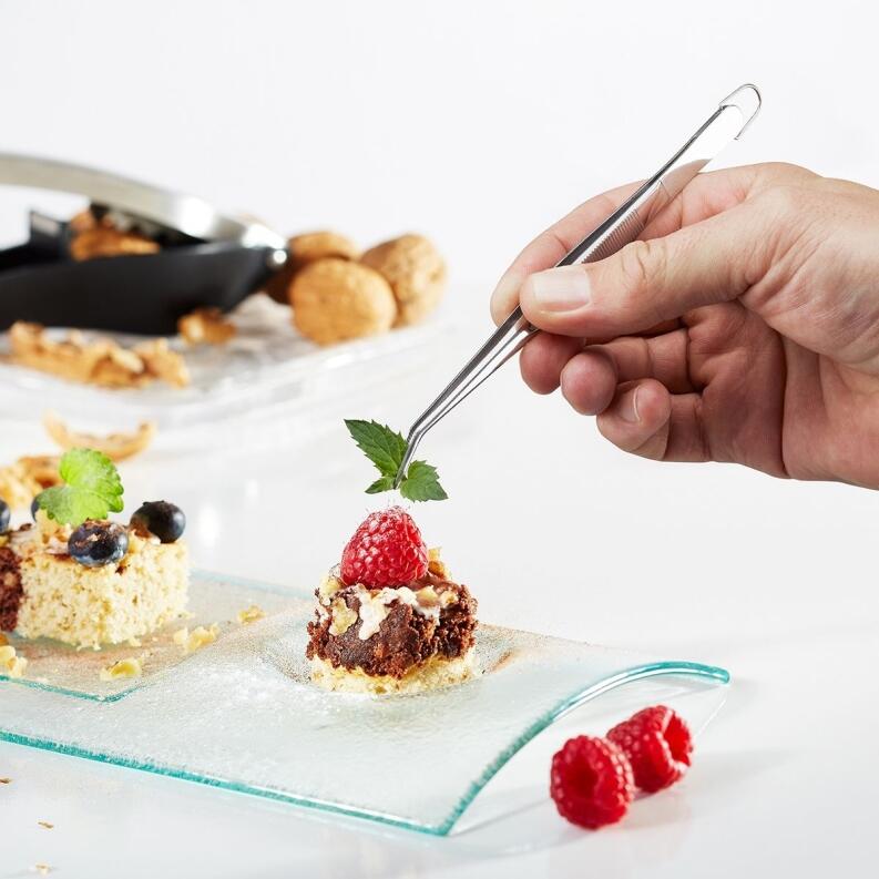 GEFU Küchenpinzette PRECISO dekoriert Dessert mit Himbeere und Minze