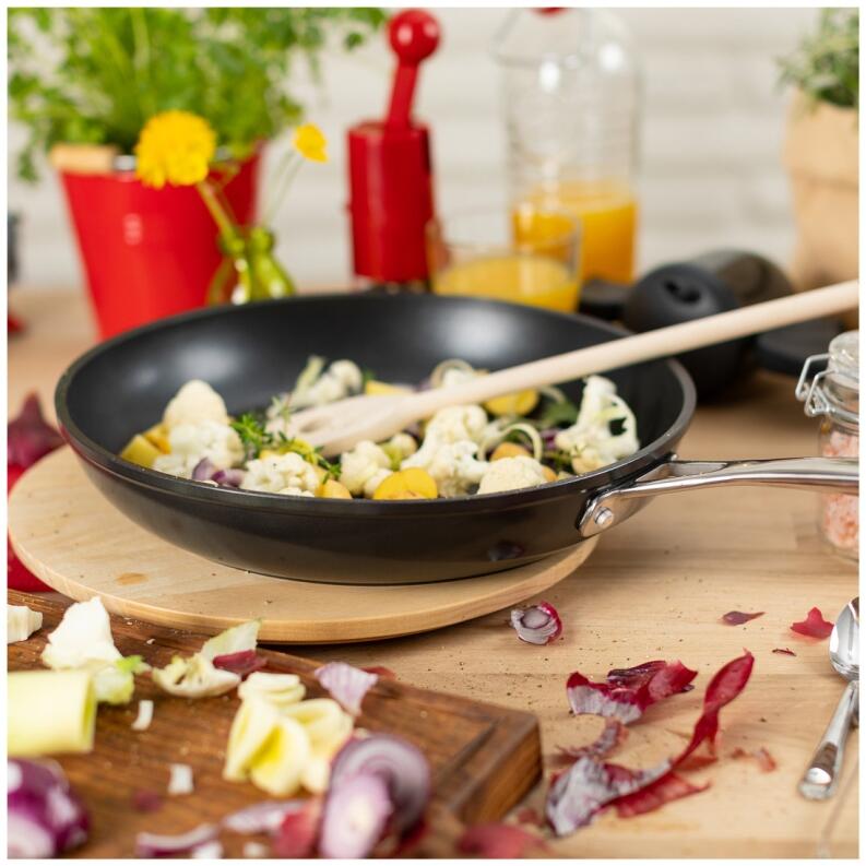 Kuhn Rikon Easy Pro Bratpfanne 28cm mit Gemüse in Küche