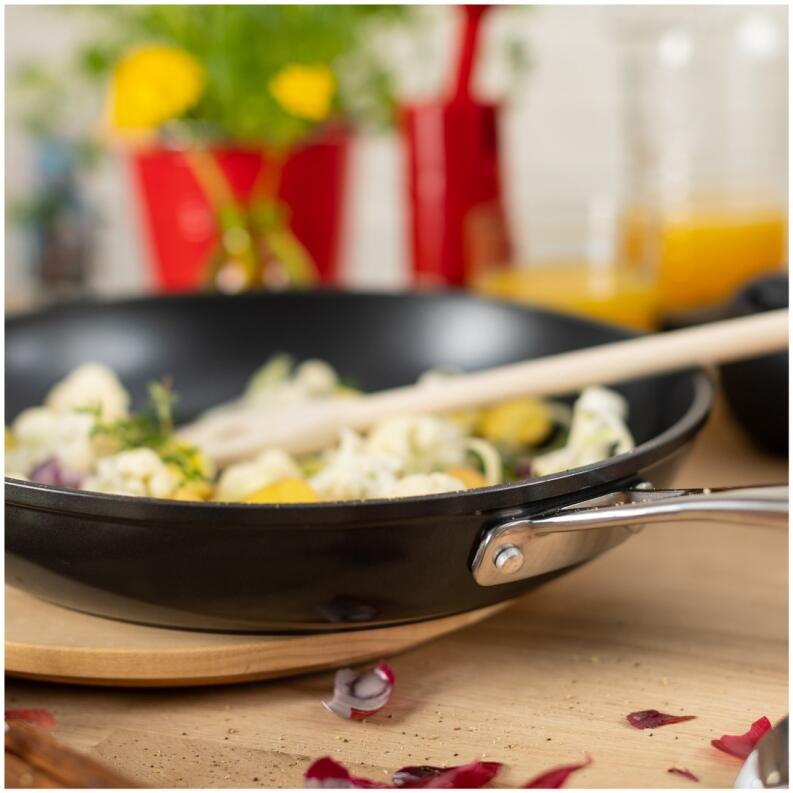 Kuhn Rikon Easy Pro Bratpfanne 28cm mit Gemüse in Küche