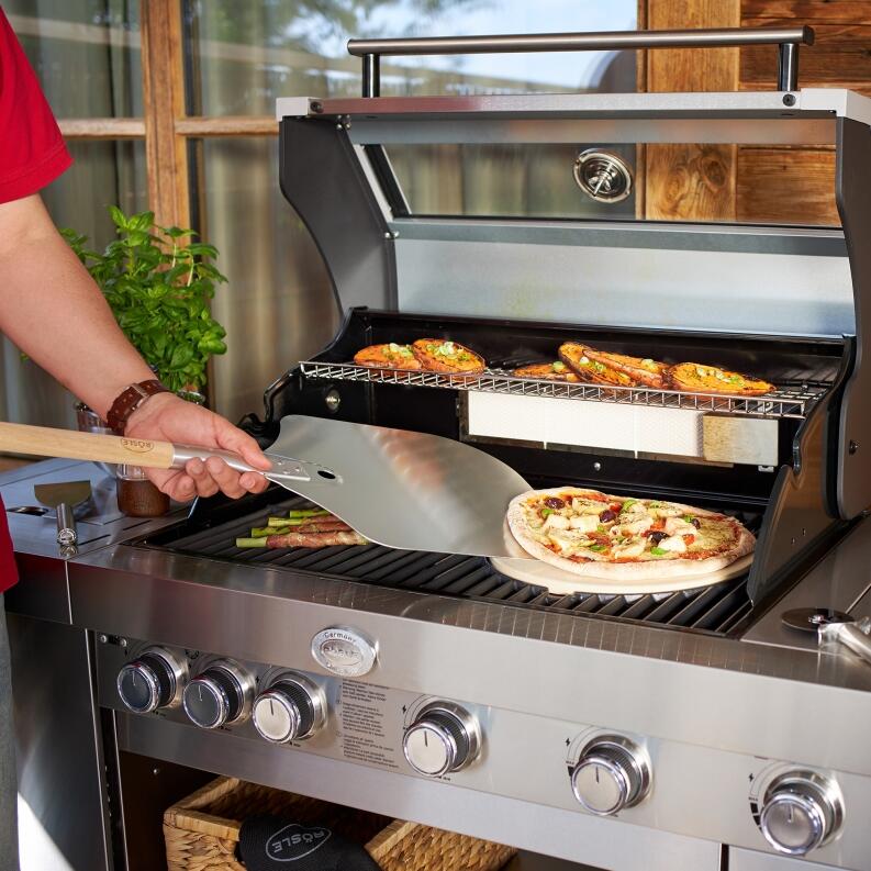 Rösle Pizzaschieber hebt Pizza vom Grill mit Pizzahaube