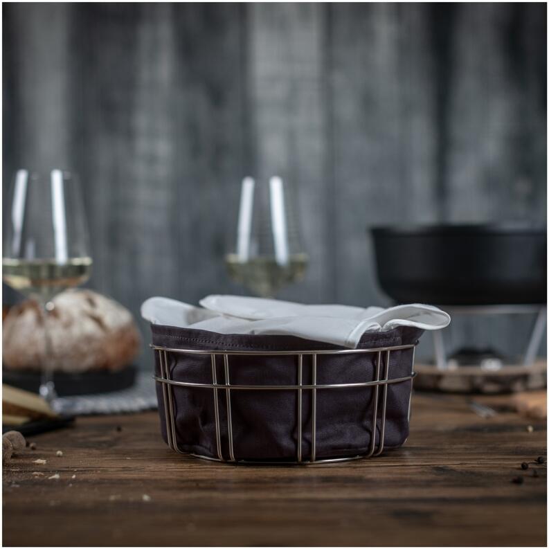 Kuhn Rikon Fondue-Brotkorb aus Metall mit Stoffeinsatz auf Tisch