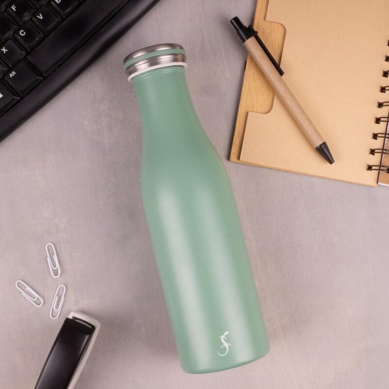Lurch Isolier-Flasche Edelstahl dark salvia auf Schreibtisch mit Notizbuch
