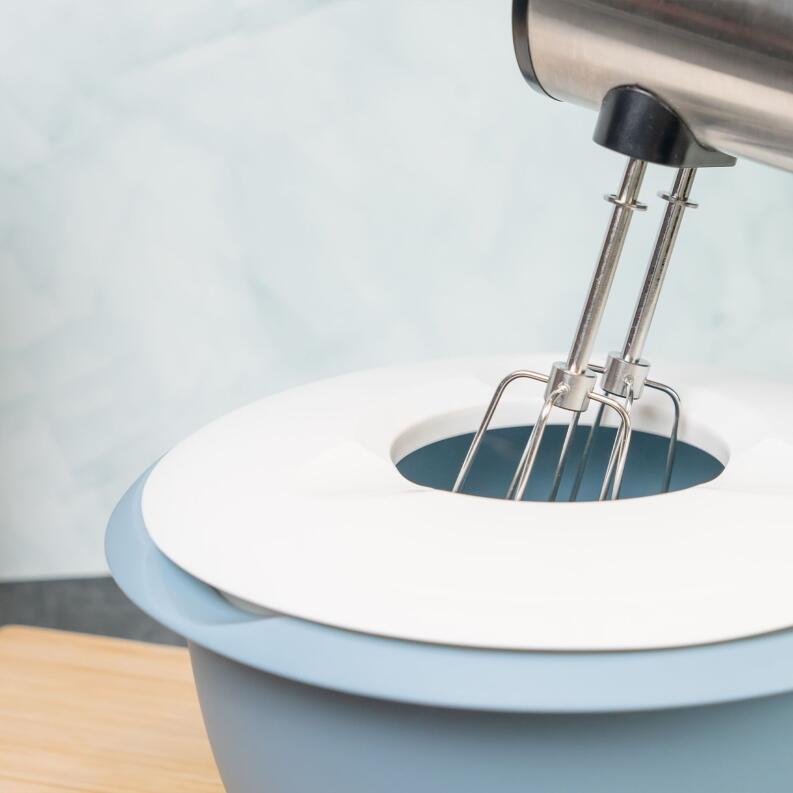Westmark Rührschüssel mit zweigeteiltem Deckel in blau-weiß