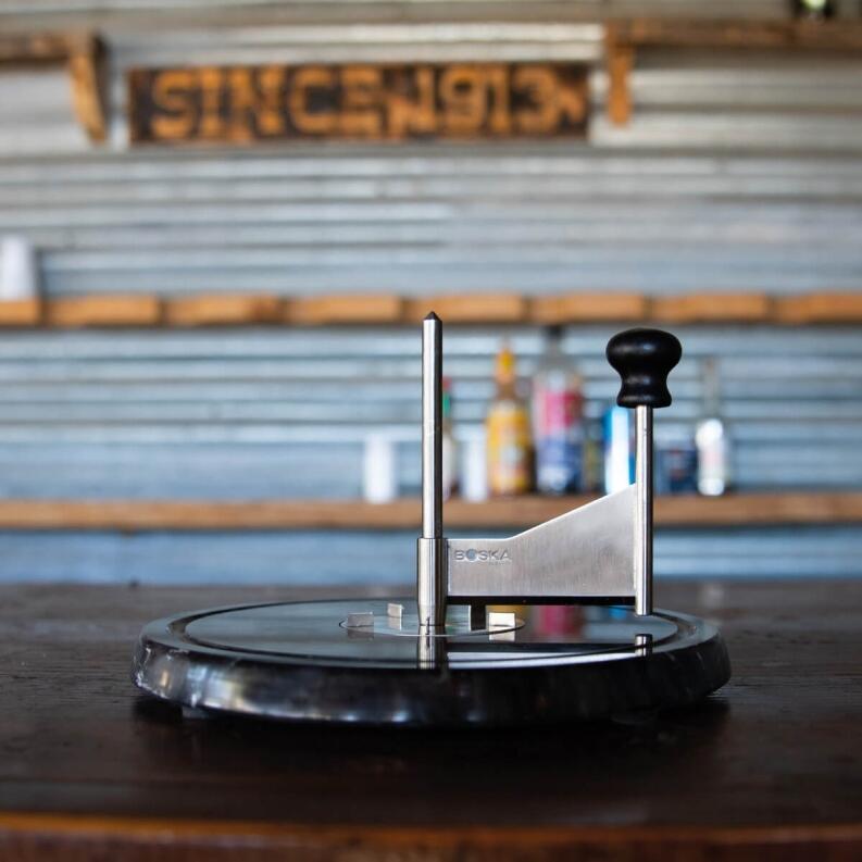 Boska Käseschaber Marmorplatte mit Edelstahlklinge auf Marmorbasis
