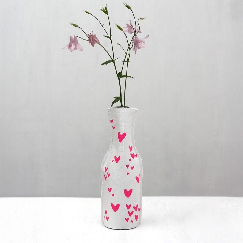 Frohstoff Flaschenhusse mit neonpinken Herzen auf weißer Flasche