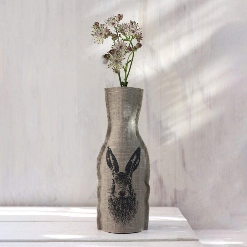 Frohstoff Flaschenhusse Leinen Feldhase mit Vase und Blumen