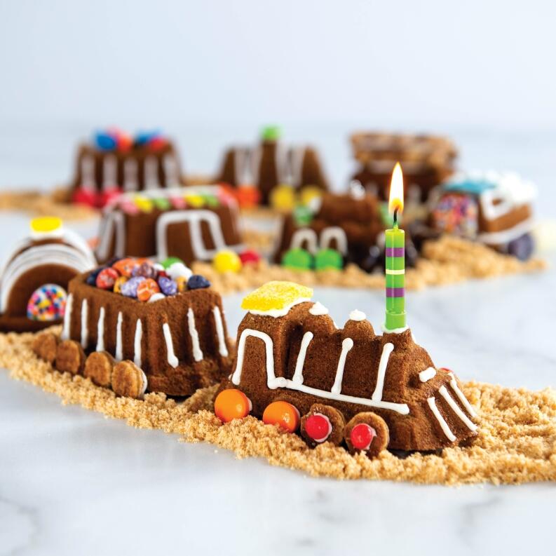 Nordic Ware Backform Train Cake Schokokuchen Lokomotive mit Kerze