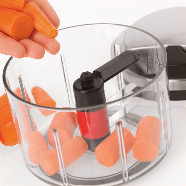 Rösle Multischneider zerkleinert Karotten im Behälter